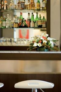 bar z wazonem kwiatów na ladzie w obiekcie Hotel Granducato w mieście Montelupo Fiorentino