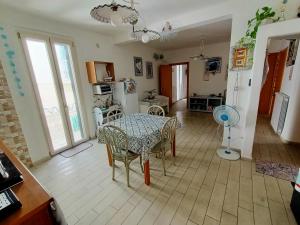 una cucina e una sala da pranzo con tavolo e sedie di B&B U Mare Mio a Monopoli