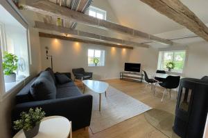 a living room with a couch and a table at Eget hus med bra läge och toppstandard in Linköping