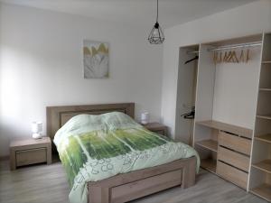 um quarto com uma cama com um edredão verde em Gîte Cœur d'Opale, seul hébergement 4 étoiles sur Étaples em Étaples