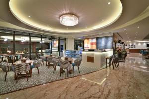 Um restaurante ou outro lugar para comer em The Avatar Hotel & Convention