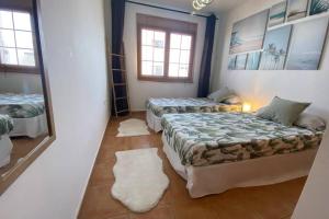 Posteľ alebo postele v izbe v ubytovaní Exclusiva Villa de Lujo (5*****) en Corralejo - Fuerteventura (Islas Canarias)