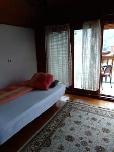 Llit o llits en una habitació de Goražde-Centar Apartment