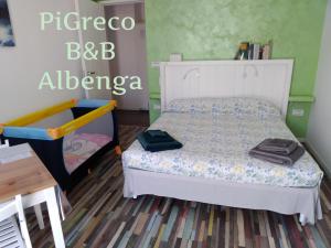 een kleine slaapkamer met een bed en een tafel bij PiGreco in Albenga