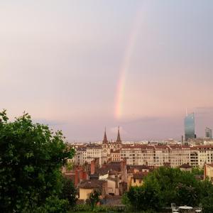 Ein Regenbogen über einer Stadt in der Unterkunft Le Jardin Suspendu Vieux-Lyon - Option Garage in Lyon