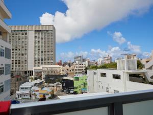 uma vista para a cidade a partir de uma varanda em BiBi Hotel 国際通り店 em Naha