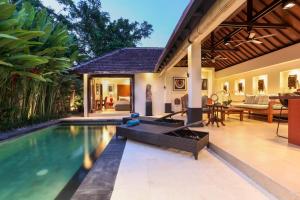 uma imagem de uma piscina numa villa em Asrina Villa's Seminyak em Seminyak