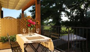 une table avec un vase de fleurs sur une terrasse dans l'établissement Villa Avesani, à Pastrengo