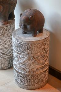 une statue d'un cochon au-dessus d'une table dans l'établissement Asrina Villa's Seminyak, à Seminyak