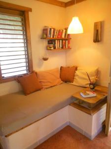 kanapę siedzącą w pokoju z oknem w obiekcie Palm-covered house in the tropical -Casa Oli w mieście Las Galeras