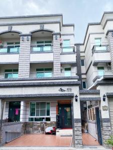 a building with a car parked in front of it at Kun Inn - Nandao in Taitung City