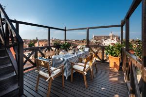 ヴェネツィアにあるPenthouse with Rooftop Terrace and 360 Views of Venice - Venice5thの眺めの良いデッキ(テーブル、椅子付)