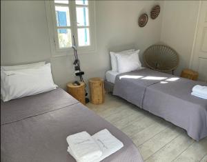 Łóżko lub łóżka w pokoju w obiekcie Rania Apartments Sea View