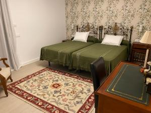 um quarto com duas camas e uma mesa e uma mesa sidx sidx em Casa Rural Camino de la Data em Valência de Alcântara