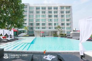 Bazén v ubytování Golden City Rayong Hotel nebo v jeho okolí