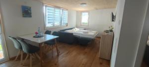 uma sala de estar com uma mesa e um sofá em Ferienwohnung Alvino em Friedrichshafen