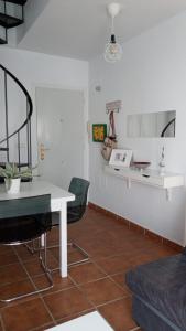 ALCARAVAN 50 في هويلفا: غرفة معيشة مع طاولة وكراسي بيضاء