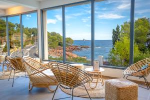 a room with chairs and a view of the ocean at SOWELL RESIDENCES Chênes Verts in Saint-Raphaël