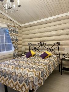 1 dormitorio con 1 cama con pared de madera en French Town, en Beregovo