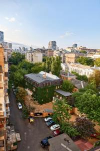 Nespecifikovaný výhled na destinaci Kyjev nebo výhled na město při pohledu z aparthotelu