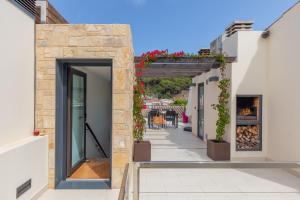 a street in a villa with flowers on the walls at Casa del Mar in Tamariu