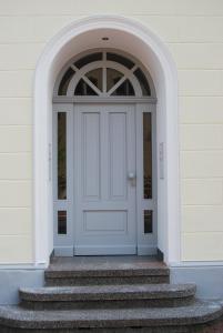 ゴスラーにあるフェリエンヴォーヌンゲン アン デア カイザープファルツの白い扉
