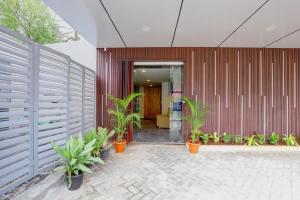 budynek z roślinami przed drzwiami w obiekcie MySpace Express GD Inn w mieście Bengaluru