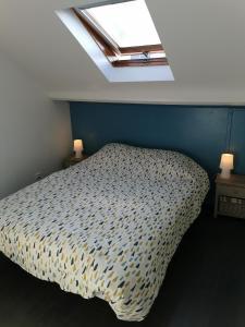 a bedroom with a bed and a skylight at Le Metz, Duplex, 2 Chambres in Le Touquet-Paris-Plage