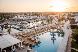 uma vista aérea de um resort com uma piscina em Lago Resort Menorca - Casas del Lago Adults Only em Cala'n Bosch