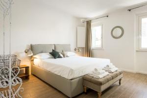 フィレンツェにあるApartments Florence San Marco Suiteのベッドルーム(大きな白いベッド1台、椅子付)