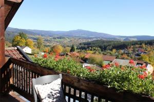 einen Balkon mit Blumen und Stadtblick in der Unterkunft Ferienwohnungen Bredl in Zwiesel