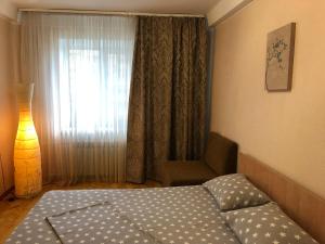 een kleine slaapkamer met een bed en een raam bij Kyiv daily rent Apartments on Bogdana Gavrilishina 10 in Kiev