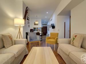 A seating area at VUELTA A CASA de Alma de Nieve