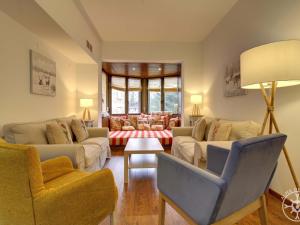 A seating area at VUELTA A CASA de Alma de Nieve