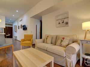 A seating area at VUELTA A CASA de Alma de Nieve