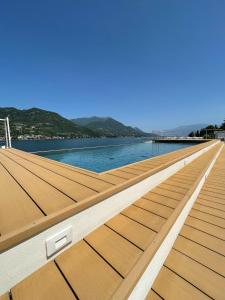 une rangée de panneaux en bois au-dessus d'un bâtiment dans l'établissement Ah Porticcioli Boutique Apartments, à San Felice del Benaco