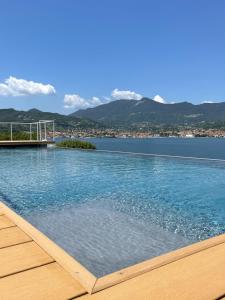 - une piscine avec vue sur une étendue d'eau dans l'établissement Ah Porticcioli Boutique Apartments, à San Felice del Benaco