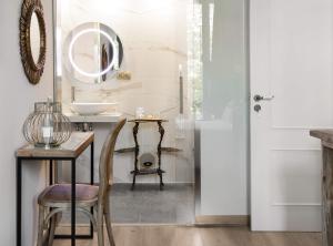 uma casa de banho com um lavatório e um espelho em La Maison de Barcelone em Barcelona