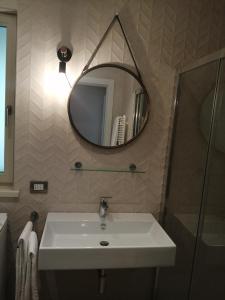 W łazience znajduje się umywalka i lustro. w obiekcie Lattementa w mieście Verbania