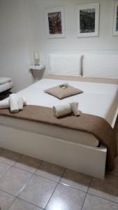 een wit bed met twee handdoeken erop bij Appartamento Darsena con Box Auto in Cattolica