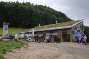 un groupe de personnes debout à l'extérieur d'un bâtiment dans l'établissement Gaestehaeuser Am Nibelungensteig, à Lautertal