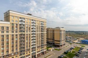 Ostaf'yevoにあるRentWill Ostafevskoe 438の高層ビル2棟と駐車場の空中を望む