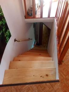 a staircase in a house with wooden floors at Casa da fonte in Lavacolhos