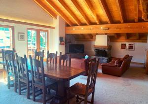 a dining room with a wooden table and chairs at Appartement Daphné in Villars-sur-Ollon