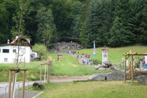 um grupo de pessoas caminhando por um caminho em um campo em Gaestehaeuser Am Nibelungensteig em Lautertal