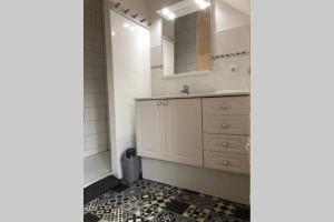 un bagno con lavandino e specchio di Mon p'tit cocon a Comblessac