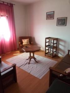 sala de estar con mesa de centro y sofá en Casa da fonte en Lavacolhos