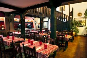- un restaurant avec des tables et des chaises avec des serviettes rouges dans l'établissement LAM Hotel dos Carqueijais, à Covilhã
