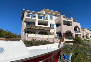 a large building with a boat in front of it at Repos à l'ile rousse in LʼÎle-Rousse