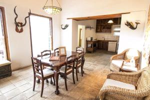 cocina y comedor con mesa y sillas en Garden House en Graaff-Reinet